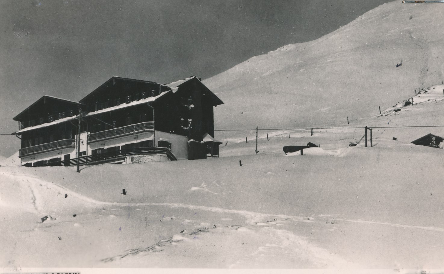 Pirineos Pirineo Alojamientos y reservas en el Pirineo aragonés 16 Imagen histórica real del Hotel Candanchú en 1946; no muestra su apariencia actual