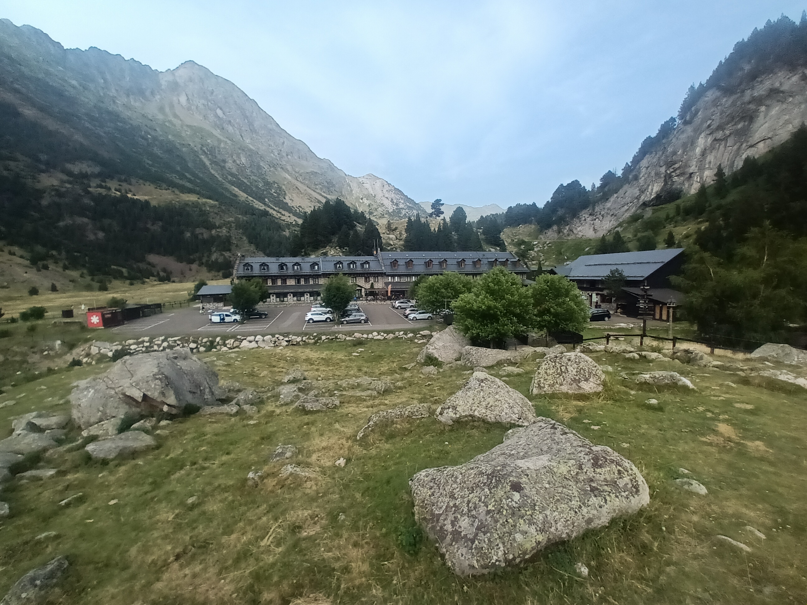 Hotel Llanos del Hospital y su entorno de montaña en el municipio de Benasque, fotografía de 2023