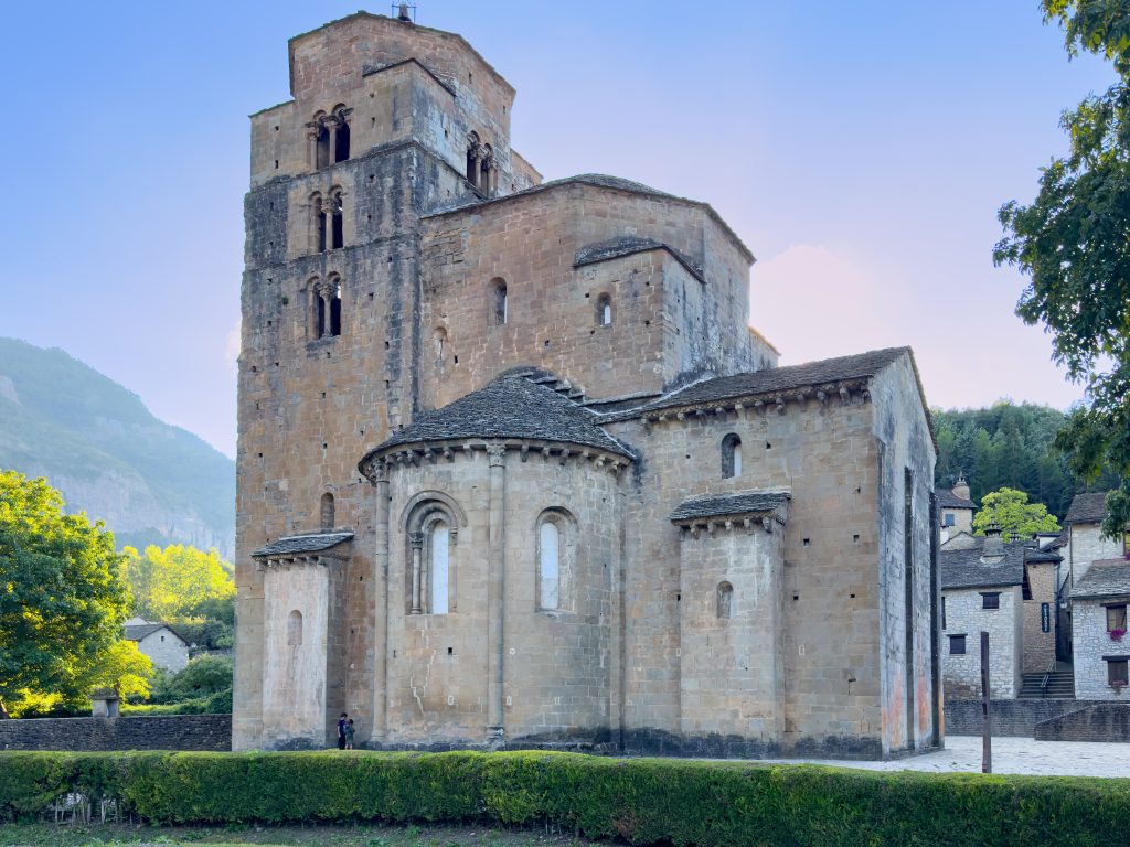 Exterior de la iglesia románica de Santa María en Santa Cruz de la Serós