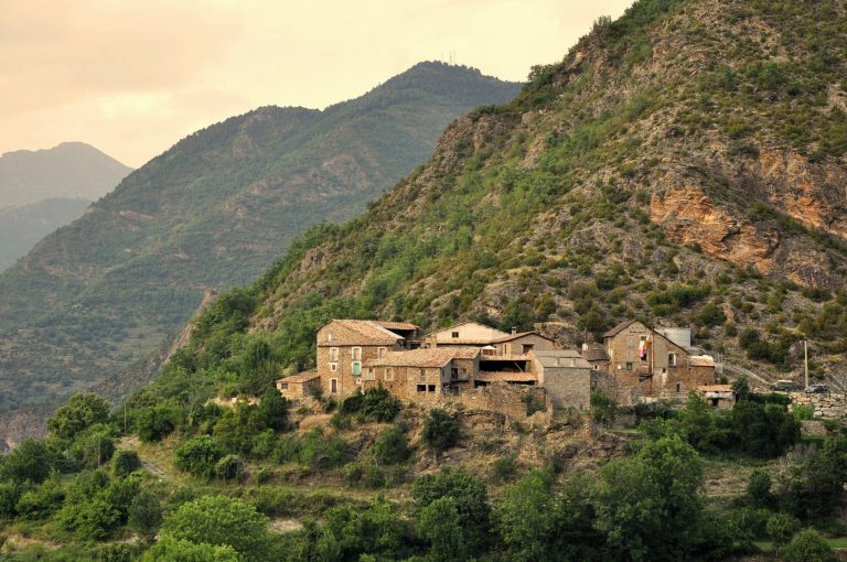 Pirineos Pirineo Iran: iglesia de Sant Climent y vistas del valle de Boí 3 Vista del pueblo de Iran, El Pont de Suert