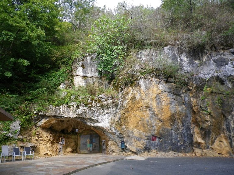 Pirineos Pirineo Cuevas de Isturitz y Oxocelhaya – Prehistoria del País Vasco 1 Entrada real de la cueva de Isturitz en el País Vasco francés