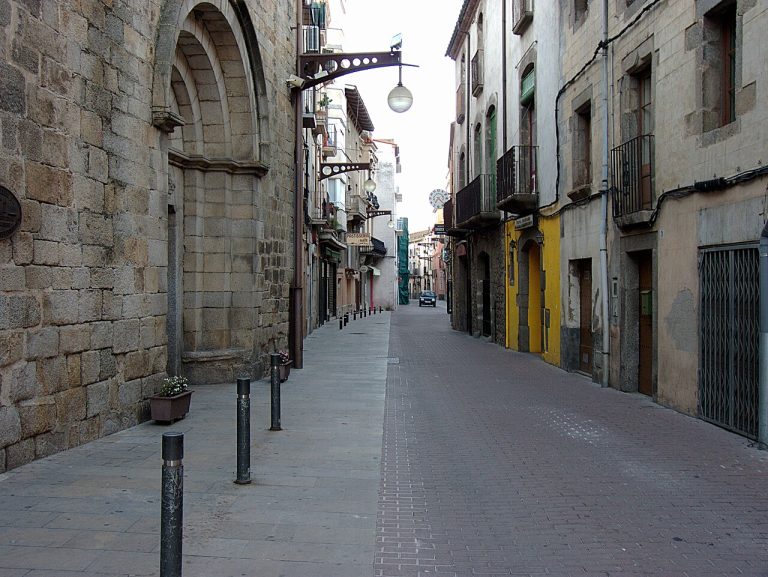 Pirineos Pirineo La Jonquera: l'Albera, memoria y naturaleza 2 Carrer Major y entrada de la iglesia de Santa Maria, en el casco urbano de La Jonquera