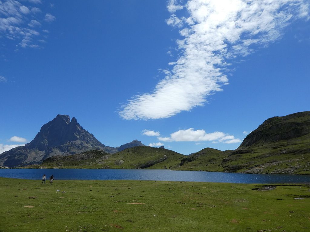 Lago Gentau de los lagos de Ayous con la silueta del Pic du Midi d’Ossau en el Pirineo francés