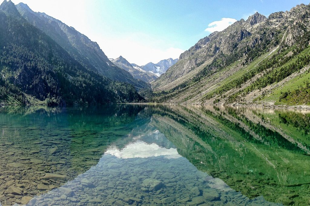 Lago de Gaube de aguas turquesas con el Vignemale al fondo en Cauterets, Pirineo francés
