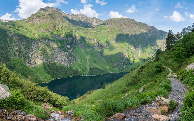 Pirineos Pirineo Lago de Oô: cascada y ruta desde Granges d’Astau 2 Lago de Oô en una cuenca glaciar rodeada de montañas y senderos en Haute-Garonne