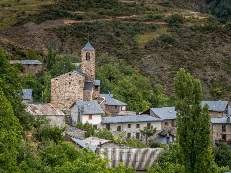 Pirineos Pirineo Liri: cascadas, casas señoriales y Virgen del Puy 3 Vista real de Liri en el Alto Ésera, Ribagorza