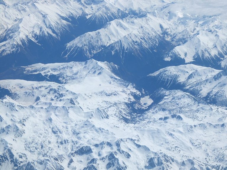 Pirineos Pirineo Réserve naturelle nationale du Néouvielle 6 Vista aérea invernal del macizo francés del Néouvielle cubierto de nieve