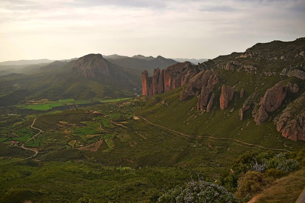 Panorámica de los Mallos de Riglos desde el Mirador de los Buitres