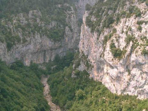 Gargantas de Escuaín vistas desde el Mirador de Revilla con paredes y bosque pirenaico