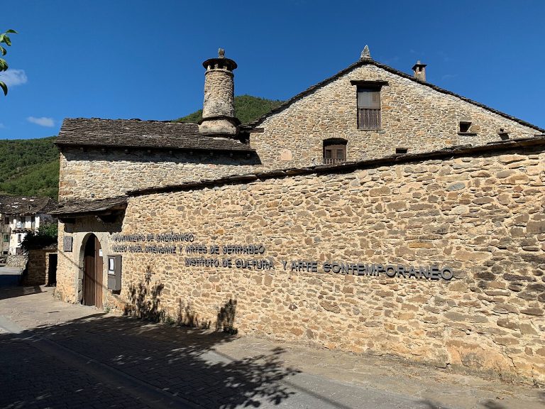 Pirineos Pirineo Museo Ángel Orensanz y Artes de Serrablo – Sabiñánigo 1 Fachada del Museo Ángel Orensanz y Artes de Serrablo en el Puente de Sabiñánigo