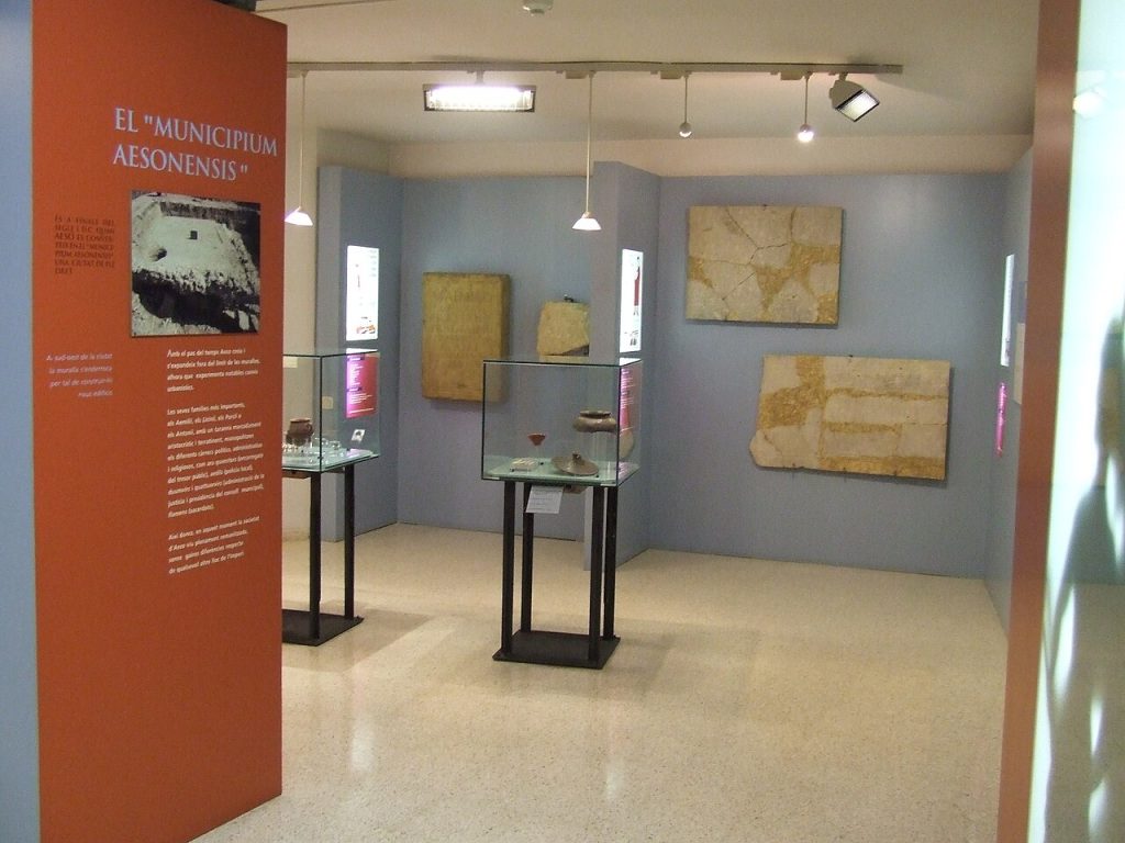 Sala de exposición sobre la antigua Aeso romana en el Museu de la Conca Dellà, Isona