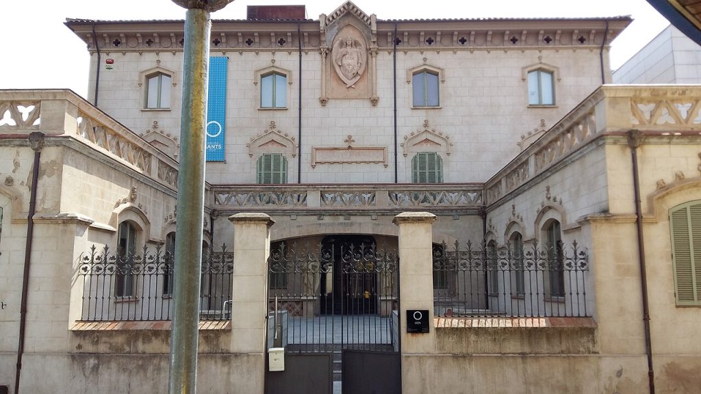 Fachada auténtica del Museu dels Sants, antigua fábrica L'Art Cristià en Olot