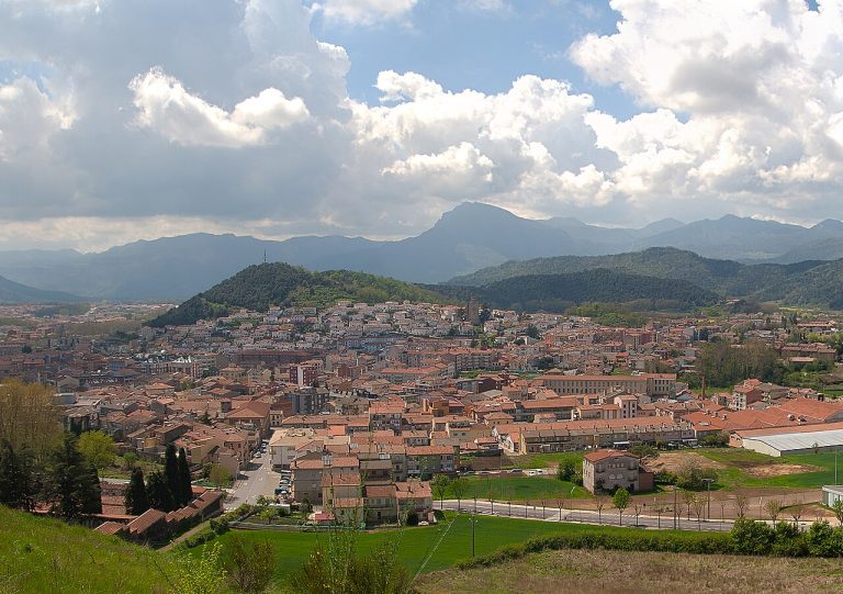 Pirineos Pirineo Olot: volcanes, patrimonio y rutas por la Garrotxa 3 Vista panorámica de la ciudad de Olot y sus montañas desde el entorno del volcán Montsacopa