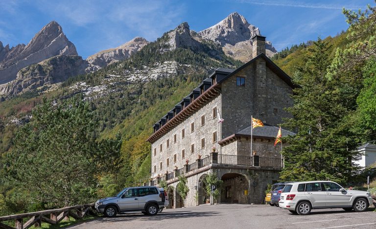 Pirineos Pirineo Parador de Bielsa 7 Fachada del Parador de Bielsa en el valle de Pineta, con las montañas del Pirineo detrás