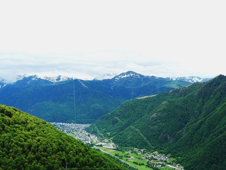 Pirineos Pirineo Parque Natural Regional Comminges–Barousse–Pyrénées (2026) 7 Vista de montañas pirenaicas y valle de Luchon desde Artigue, Parque Regional Comminges Barousse Pyrénées