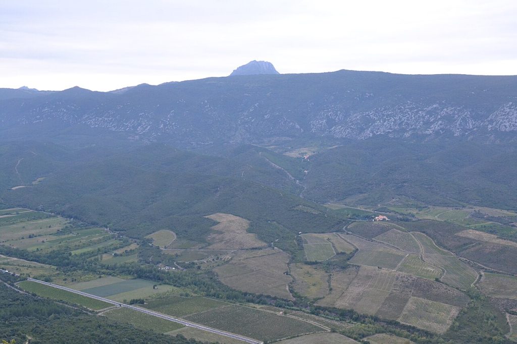 Pech de Bugarach, paisaje del Parque Natural Regional Corbières-Fenouillèdes