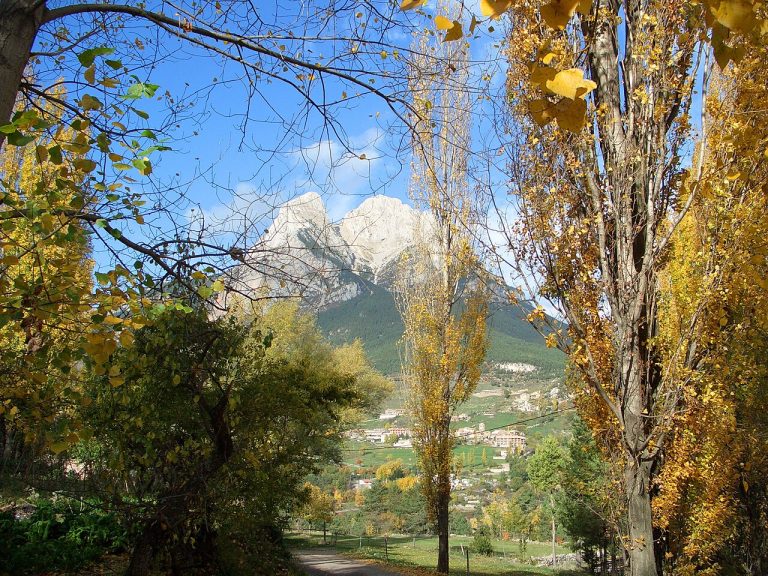 Pirineos Pirineo Paraje Natural de Interés Nacional del Massís del Pedraforca 6 Macizo del Pedraforca sobre el pueblo de Saldes, en el Berguedà, Cataluña