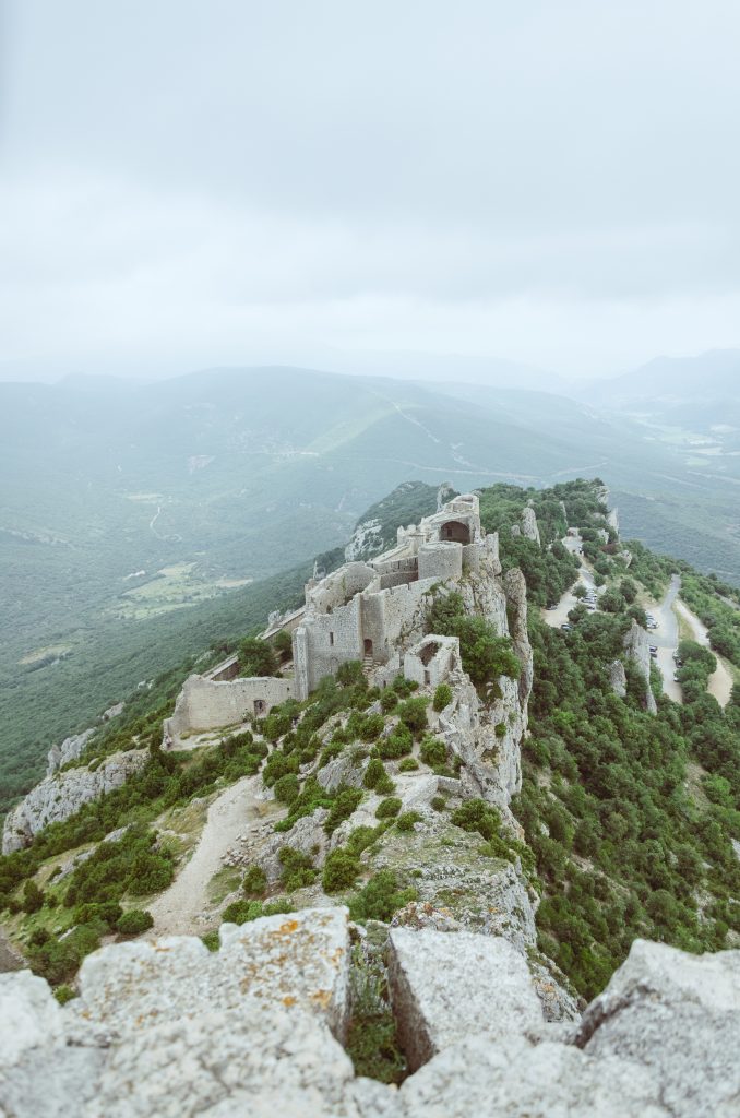 Fortaleza medieval de Peyrepertuse en la cresta rocosa
