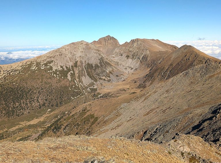 Pirineos Pirineo Pic del Canigó: la montaña emblemática del Pirineo catalán francés 2 Panorama de la cumbre del Canigó y las crestas del macizo en los Pirineos Orientales