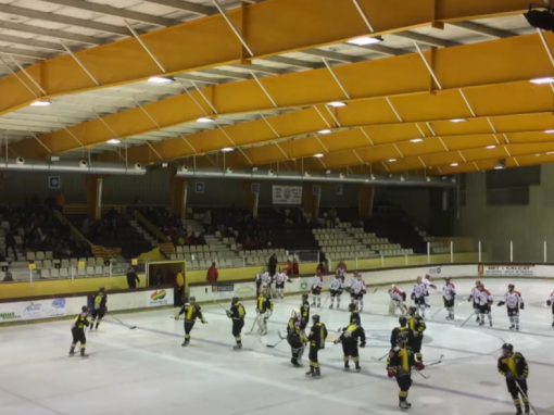 Interior de la pista de hielo de Puigcerdà durante un partido de hockey en 2015.
