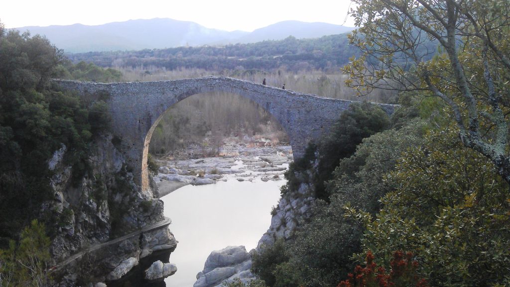 Puente medieval de piedra sobre el río Llierca en la Alta Garrotxa
