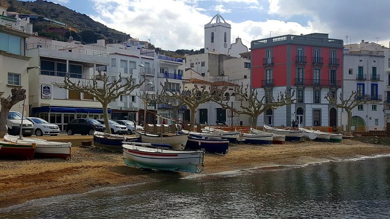 Pirineos Pirineo El Port de la Selva: pueblo marinero y Sant Pere de Rodes 3 Puerto y barcas de pescadores frente a las casas de El Port de la Selva en el Alt Empordà