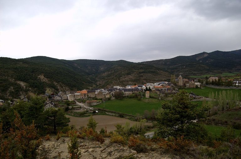 Pirineos Pirineo Aísa: qué ver en el Pirineo de Huesca 4 Vista panorámica real del pueblo de Aísa en la Jacetania, entre prados y montañas
