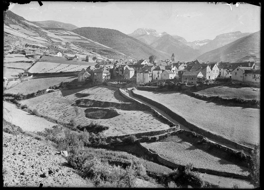 Pirineos Pirineo Valle de Aragüés y Jasa: Bisaurín, Lizara y pueblos 2 Fotografía histórica del pueblo de Aragüés del Puerto a comienzos del siglo XX