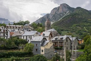 Bielsa: vista del casco urbano, iglesia y montañas de Sobrarbe