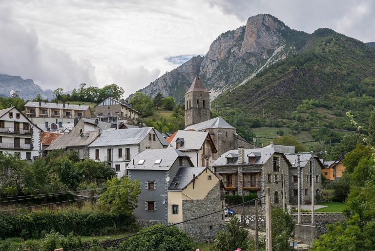 Pirineos Pirineo Qué ver en Sobrarbe: pueblos, valles y Ordesa 13 Bielsa: vista del casco urbano, iglesia y montañas de Sobrarbe