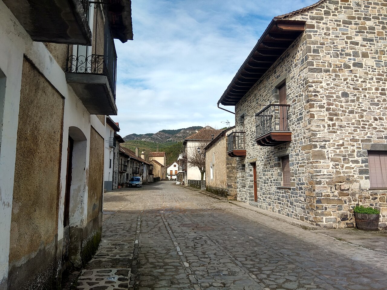 Pirineos Pirineo Valle de Ansó: pueblos, Zuriza y los Valles Occidentales 3 Calle tradicional de Fago, pueblo de la Jacetania