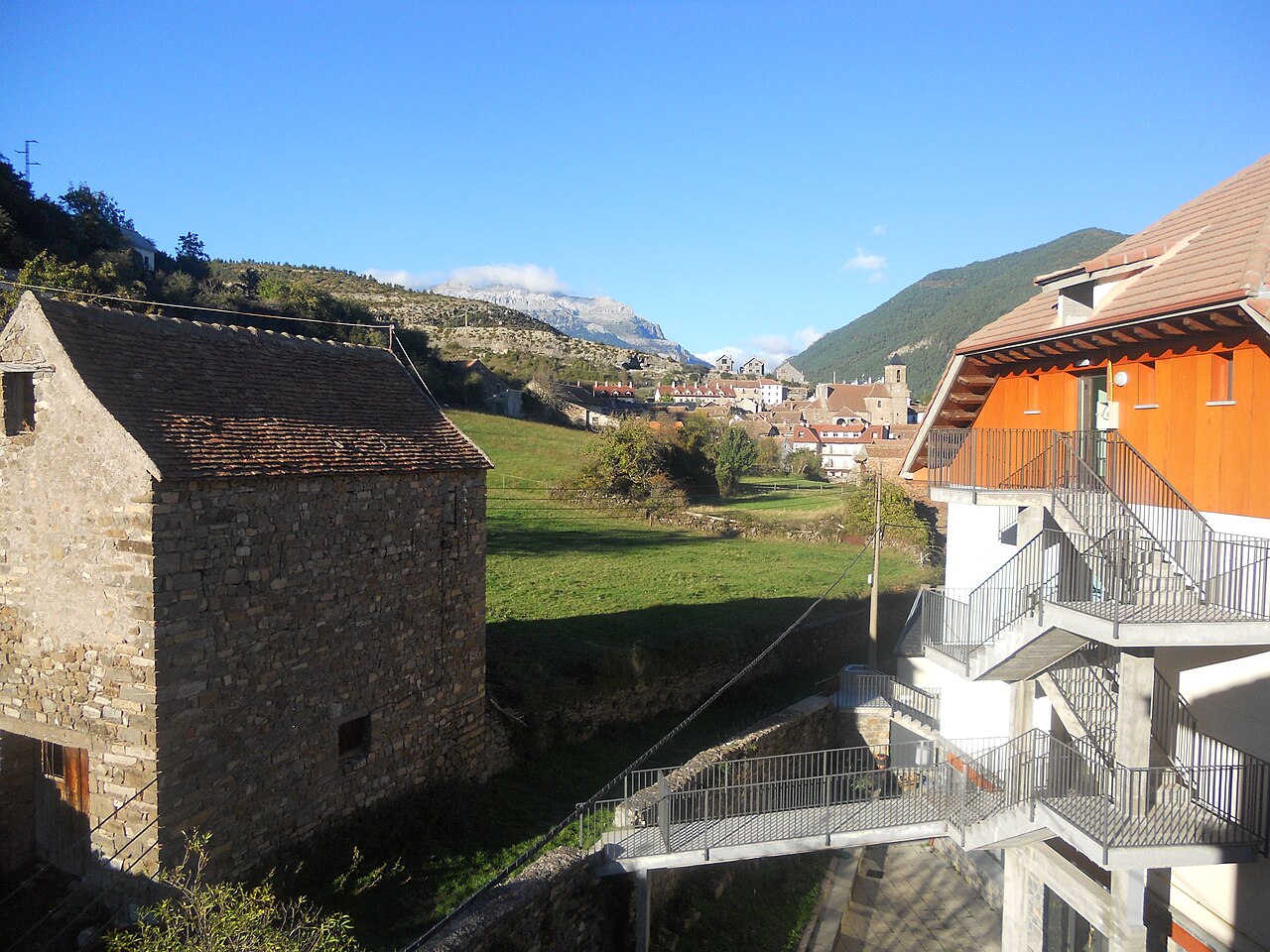 Vista del casco tradicional de Hecho en la Jacetania