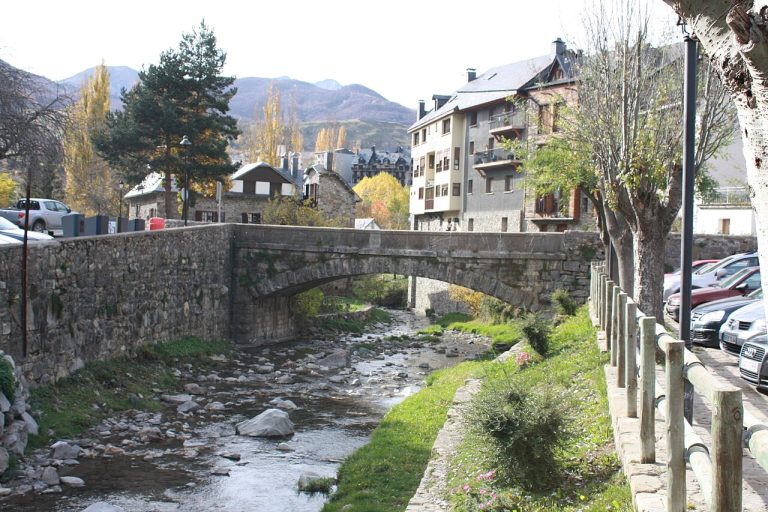 Pirineos Pirineo Jardín de Hoz — Hoz de Jaca 4 Área de autocaravanas El Puente de Sallent de Gállego
