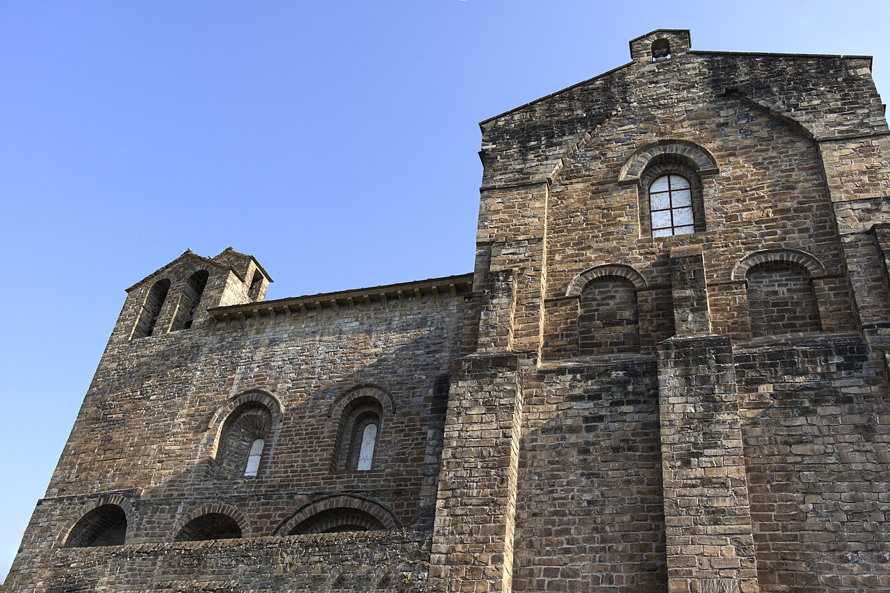 Pirineos Pirineo Valle de Hecho: Siresa, Selva de Oza y pueblos 3 Iglesia de San Pedro de Siresa, monumento histórico