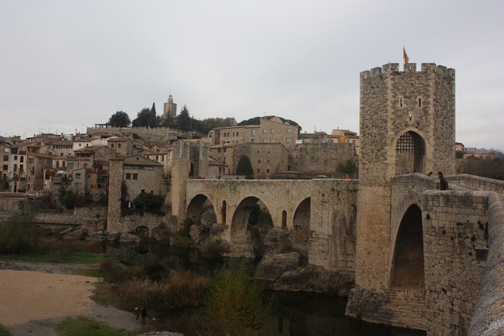 Puente de entrada a besalu.jpg