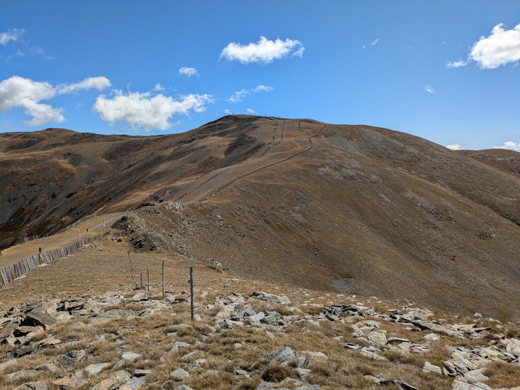 Ladera de la Tossa del Pas dels Lladres con antiguos remontes del sector alto de Err-Puigmal, en septiembre de 2024.