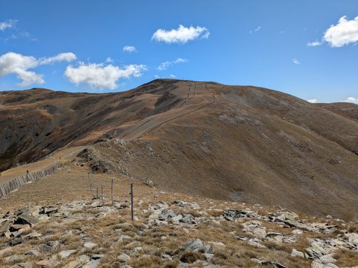 Ladera de la Tossa del Pas dels Lladres con antiguos remontes del sector alto de Err-Puigmal, en septiembre de 2024.
