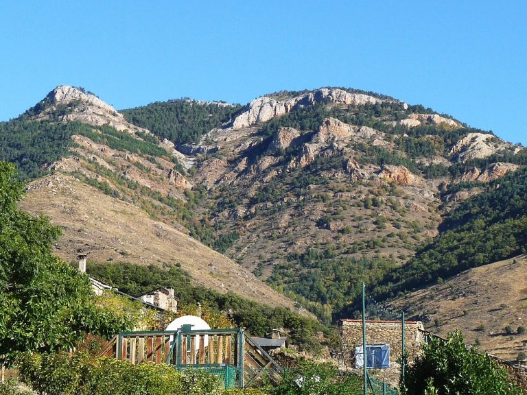 Pirineos Pirineo Réserve naturelle nationale de Jujols 8 Montañas rocosas y vegetación de ladera encima del pueblo de Jujols en el Pirineo oriental francés