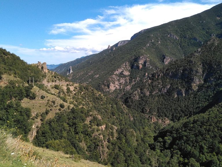 Pirineos Pirineo Réserve naturelle nationale de Nohèdes 1 Vista real de las montañas y los bosques de la Reserva Natural Nacional de Nohèdes en el Pirineo francés