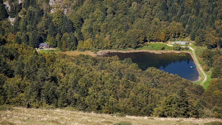 Pirineos Pirineo Reserva Natural Regional del macizo de Saint-Barthélemy 2 Lago de Moulzoune en el macizo de Tabe, entorno de la Reserva Natural Regional de Saint-Barthélemy (Ariège)