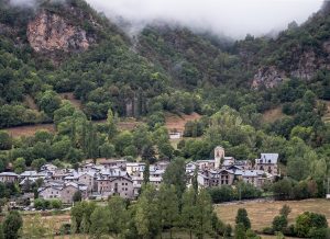 Vista de las casas y la iglesia de Sahún, fotografiada en septiembre de 2017
