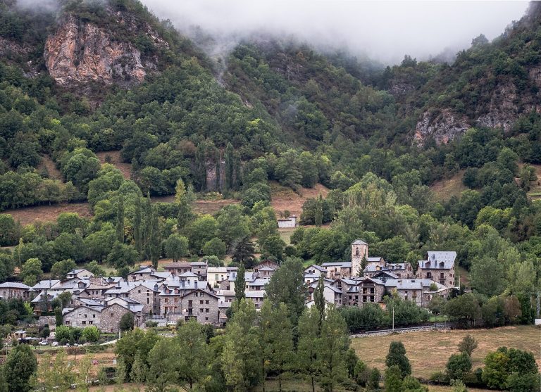 Pirineos Pirineo Sahún: qué ver entre sus calles, San Juan Bautista y Guayente 4 Vista de las casas y la iglesia de Sahún, fotografiada en septiembre de 2017