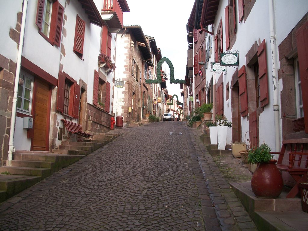 Calle histórica de Saint-Jean-Pied-de-Port en el Pirineo francés