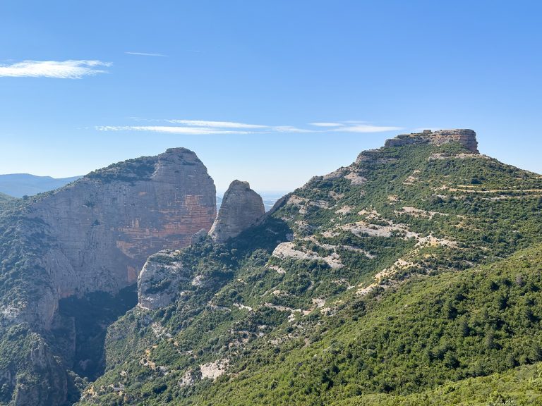 Pirineos Pirineo Conglomerados y cabalgamiento del Salto de Roldán 6 Vista de las peñas y conglomerados del Salto de Roldán desde un mirador al noroeste de Huesca