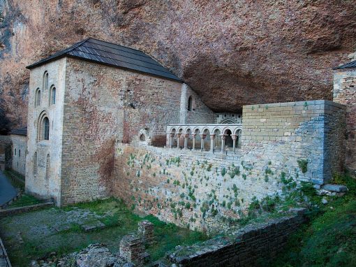 Monasterio Viejo de San Juan de la Peña bajo una gran pared de roca del paisaje protegido