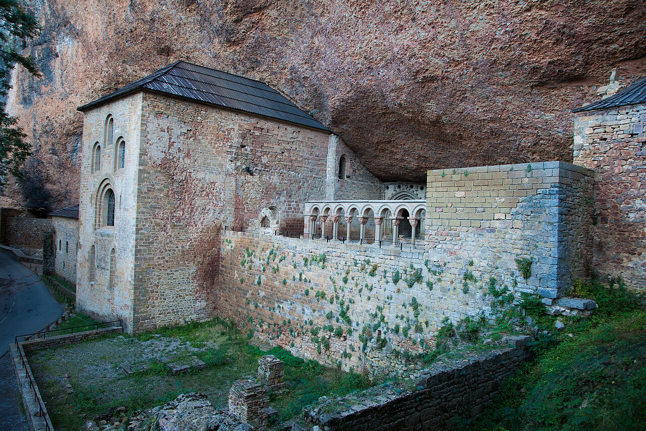 Pirineos Pirineo Parques naturales y espacios protegidos del Pirineo 14 Monasterio de San Juan de la Peña bajo la roca