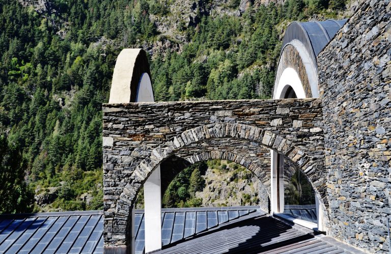 Pirineos Pirineo Santuario de Nuestra Señora de Meritxell 12 Santuario nuevo de Meritxell en Canillo, Andorra
