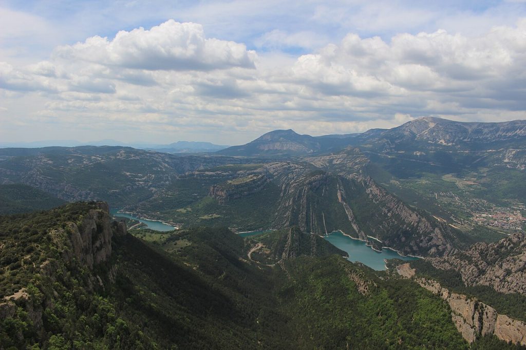 Panorámica del embalse de la Llosa del Cavall desde la Serra de Busa, Prepirineo catalán