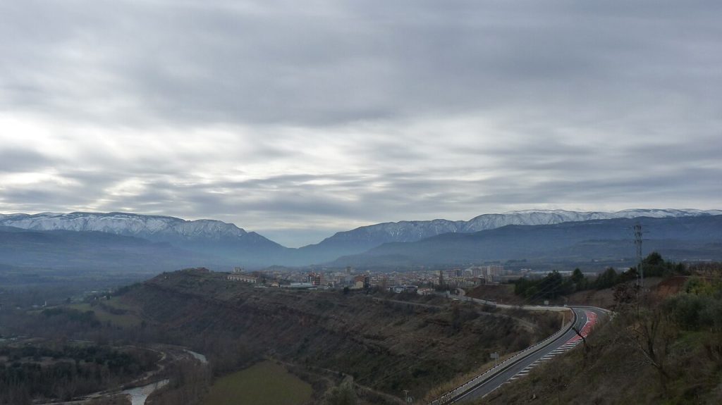 Panorámica de la sierra del Montsec desde Talarn, en el Prepirineo catalán