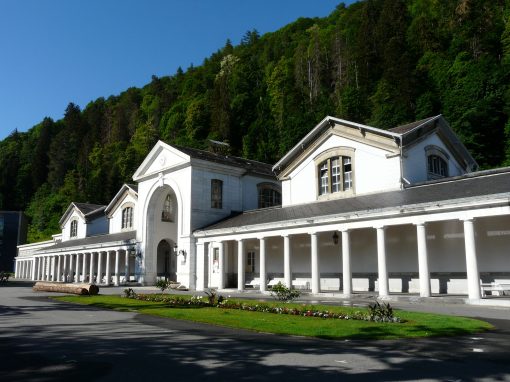 Edificio histórico de las Termas Chambert de Bagnères-de-Luchon, fotografía de 2010; no representa las nuevas piscinas de Ressources & Vous